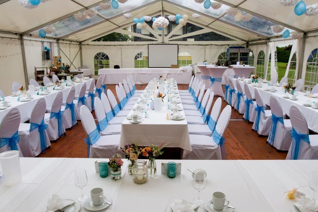 Eventszene mit Zelt und Theke